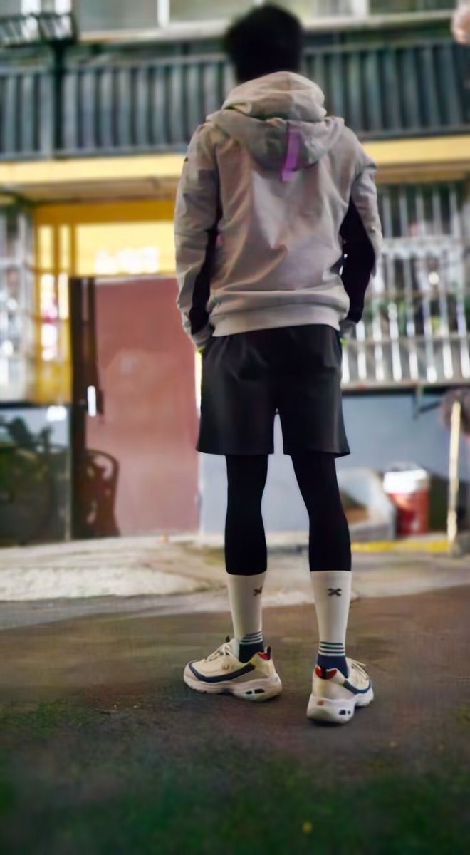 Raj：我觉得黑色比白色更好看。
Neo：但我还是更喜欢白色。
Raj：黑色会让你看起来更瘦！
Neo：可是白色也不觉得自己胖呀。
Raj：好吧！你赢了！
Neo：从现在开始，我自己的时候穿白色，和Raj一起的时候穿黑色好了^_^
Raj：……！