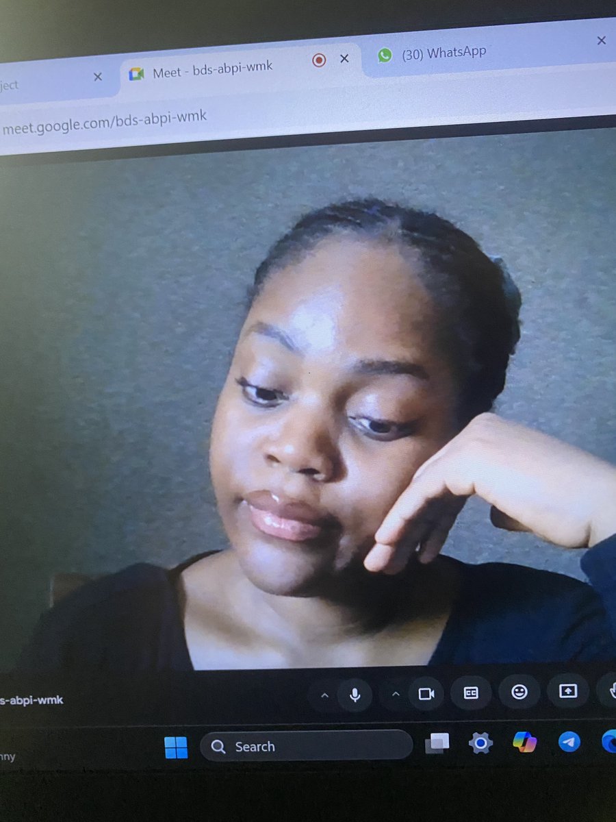 essienjoy_'s tweet image. If i was not coding i would have been a face model 🌚