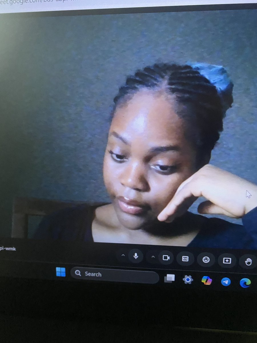 essienjoy_'s tweet image. If i was not coding i would have been a face model 🌚