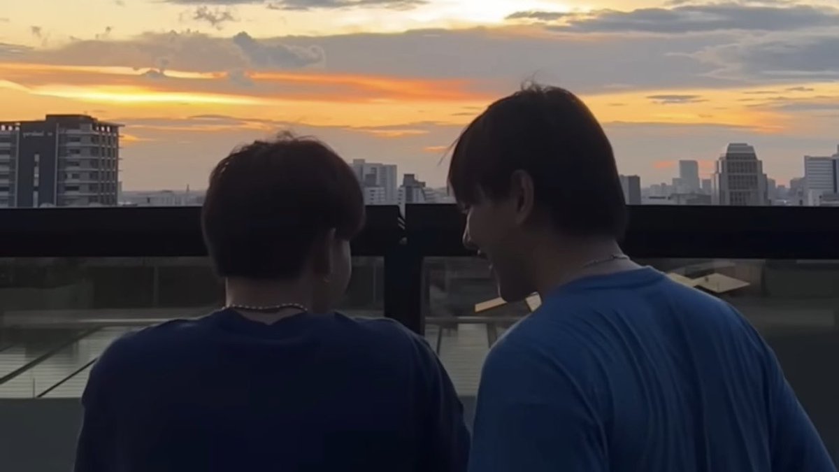 friendflyy's tweet photo. มวลที่โซลมันอบอวลไปด้วยความรักจริงๆอ่ะ บรรยากาศเอย แสงเอย ปั่นจักรยานริมแม่น้ำฮัน ทุกอย่างชวนเขินมากกก ละความโรแมนติกอยู่ตรงไหนรู้ป่ะ คือมานซื้อดอกไม้ให้กันอ่ะ ฮือออ กุไม่อยากโสดแล้ววงววววง 🥹😭
#OUROAD1stFMinSeoul #Daouoffload https://t.co/SFfmLkt5wQ