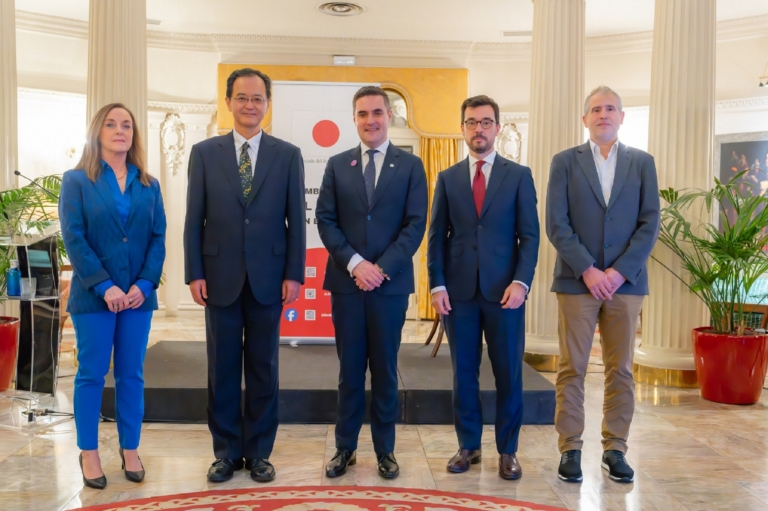grupospri's tweet photo. 🇯🇵🤝 El Embajador de Japón, Takahiro Nakamae (@embajadorjpnesp), entrega al Consejero Mikel Jauregi (@Mikel_Jauregi_) un reconocimiento por la labor de #BasqueTrade para estrechar relaciones entre Euskadi y el país nipón.
🔗 https://t.co/x4V4e5Z68b
#Internacionalización https://t.co/bSrL6M0J1Z