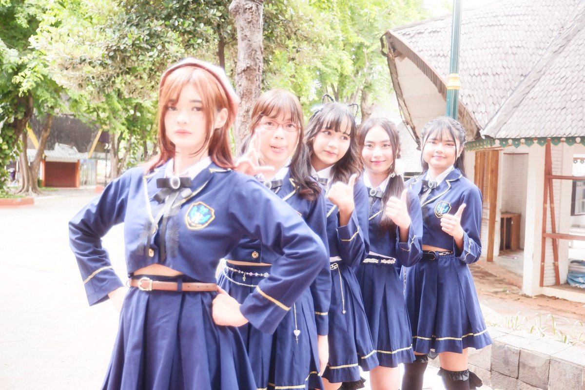 3 jempol, 1 tnt, 1 lagi ngapain kira2?