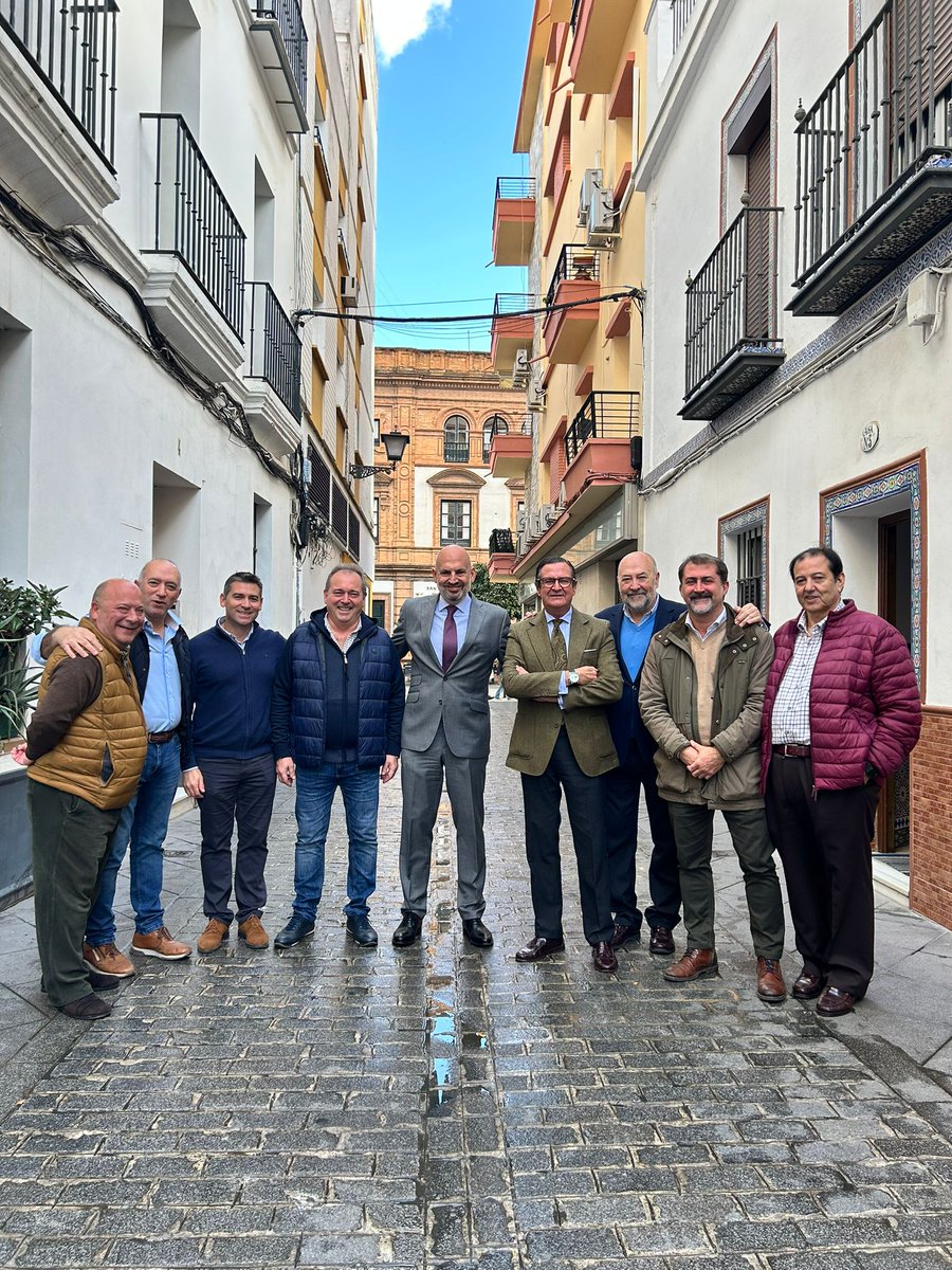 👑Calentando motores para la Cabalgata  de Triana 2025 ¡¡ El Delegado de Triana,<a href="/Man_ales/">Manuel Alés del Pueyo</a> celebró ayer un encuentro de coordinación y convivencia con los Reyes y  Heraldo de Triana para 2025, así como con el equipo de organización. Se acercan los días mas ilusionantes del año ¡👌🏻