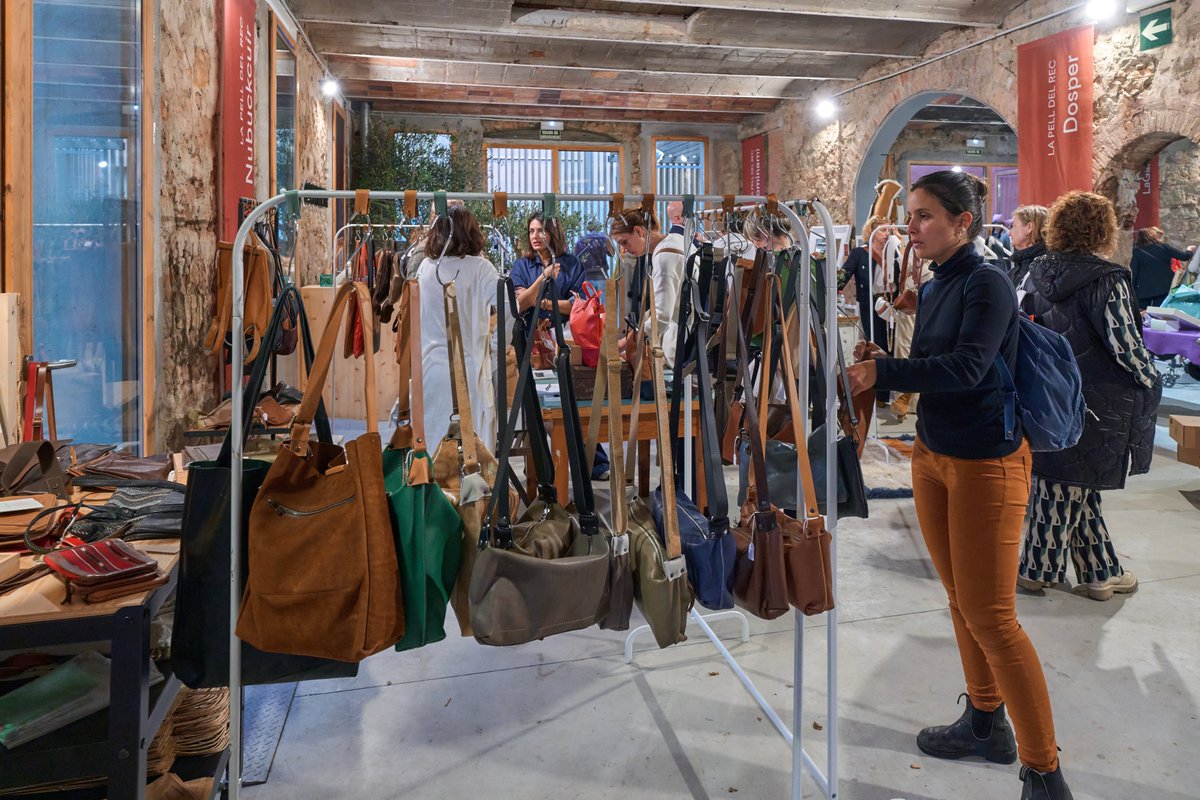 📢 La Pell del Rec es consolida al REC.0.

👉Notícia al web: tuit.cat/7S68S

<a href="/accio_cat/">ACCIÓ</a>  #pell #leather #piel #valorcompartit #sharedvalue #economiacircular #circulareconomy #modasostenible #sustainabilityfashion #slowfashion #sustainability #sostenibilitat
