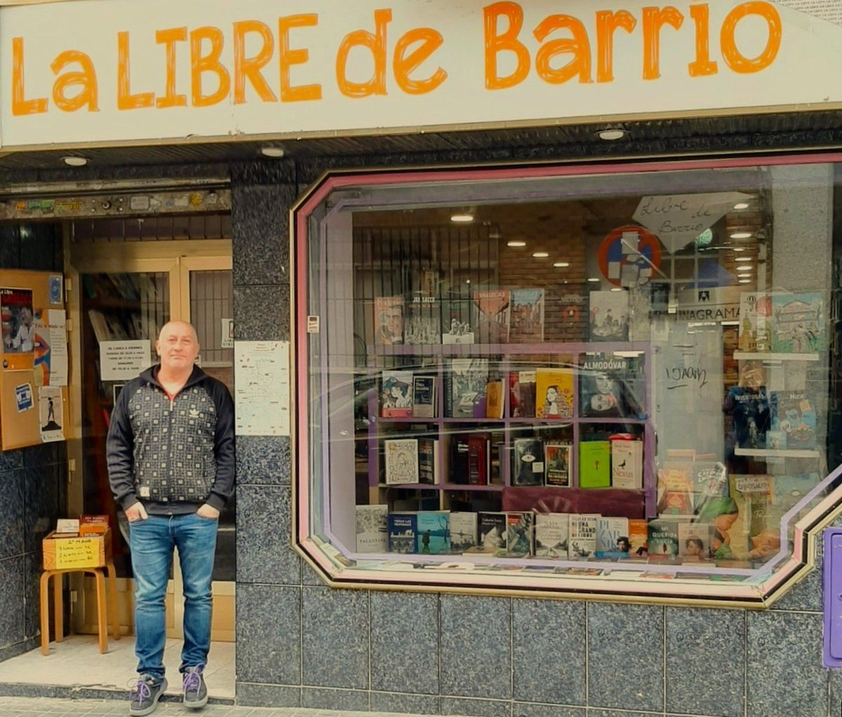 soydelacuesta's tweet photo. 📗@LaLibredeBarrio es un proyecto social y participativo. Su lema desde 2012 “compartir una mirada diferente, construir otro mundo es posible y necesario”. 
#bookfriday24 reconoce la labor de librerías pequeñas que resisten en la era digital. 
TODA LA INFO https://t.co/9RtVQes2YU https://t.co/Z7C68jcixj