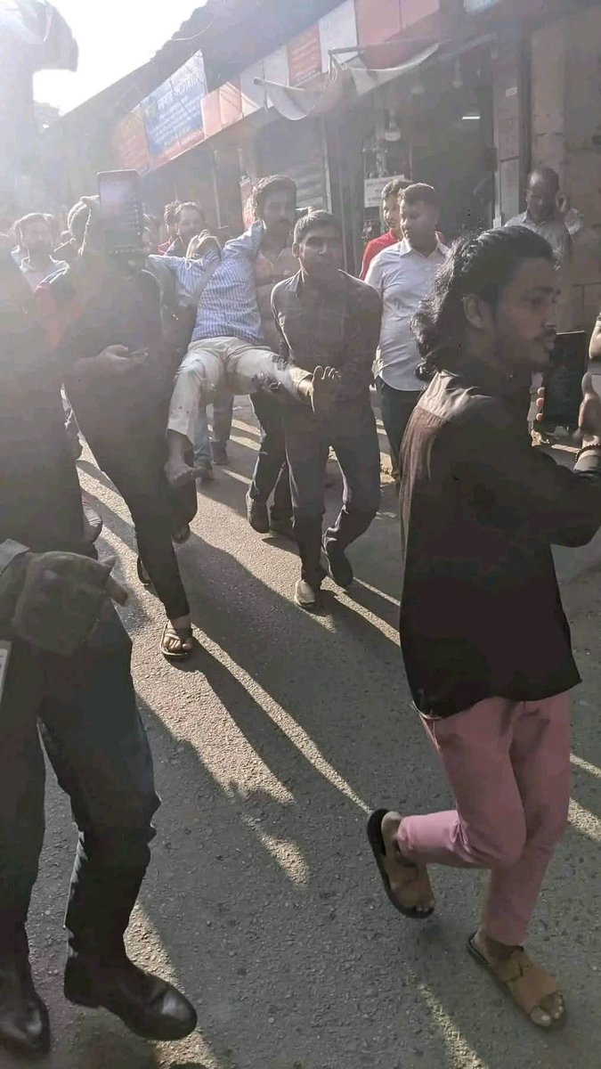 avroneel80's tweet photo. #HindusUnderAttackInBangladesh
#FreeChinmoyKrishnaDas #SaveBangladeshiHindus

Brutal attacks on minority men and women in court premises. Chinmoy Prabhu is in jail on a false case.

@RadharamnDas @IskconInc @MEAIndia @adgpi @AadiAchint @majorgauravarya @UtsavSanduja @TulsiGabbard https://t.co/prAGuEx3CD