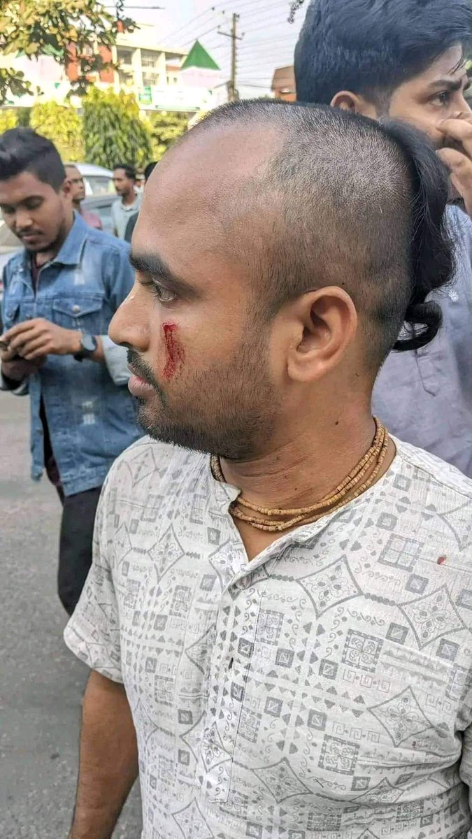 avroneel80's tweet photo. #HindusUnderAttackInBangladesh
#FreeChinmoyKrishnaDas #SaveBangladeshiHindus

Brutal attacks on minority men and women in court premises. Chinmoy Prabhu is in jail on a false case.

@RadharamnDas @IskconInc @MEAIndia @adgpi @AadiAchint @majorgauravarya @UtsavSanduja @TulsiGabbard https://t.co/prAGuEx3CD