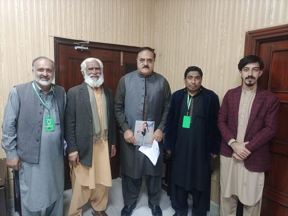 Meeting with Mr. Qaisar Alam, Special Seretary on Elemintary &amp; Secondary Education (Khyber Pakhtunkhwa) regarding #MotherTonguesMovement.
Delegation consisted:
1)Inayatullah Zia 2)Asmatullah Damili 3)Hayat Roghaani 4)Gul Rahman Humdard 5)Danyal Danish
#دمورنيوژبوپاڅون #Mafkoora