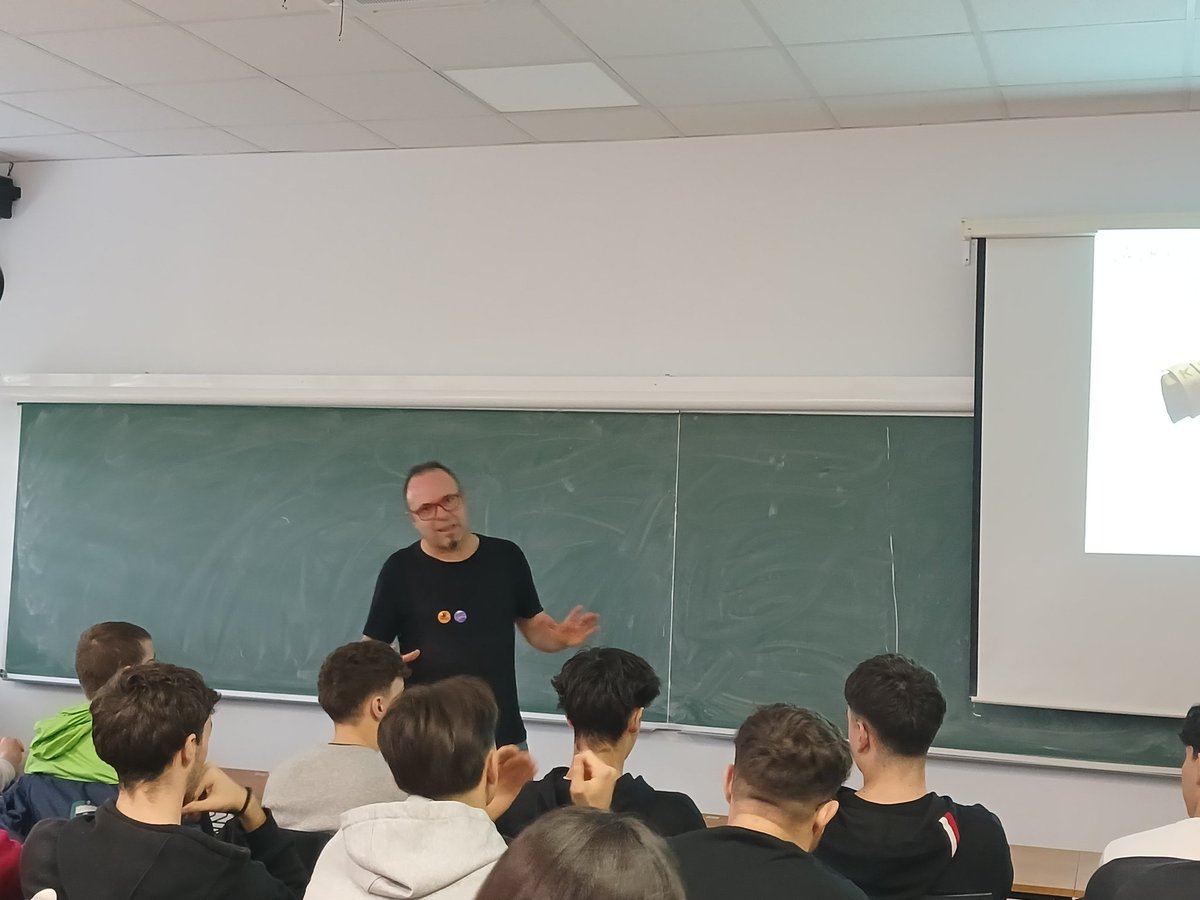 FME_UPC's tweet image. 🔝Avui ens visita un grup de 2n Batx de l @inspuigvert per fer el taller sobre la Màquina Enigma #Criptografia amb el prof. Germán Sáez de @MAT_UPC. 👏
