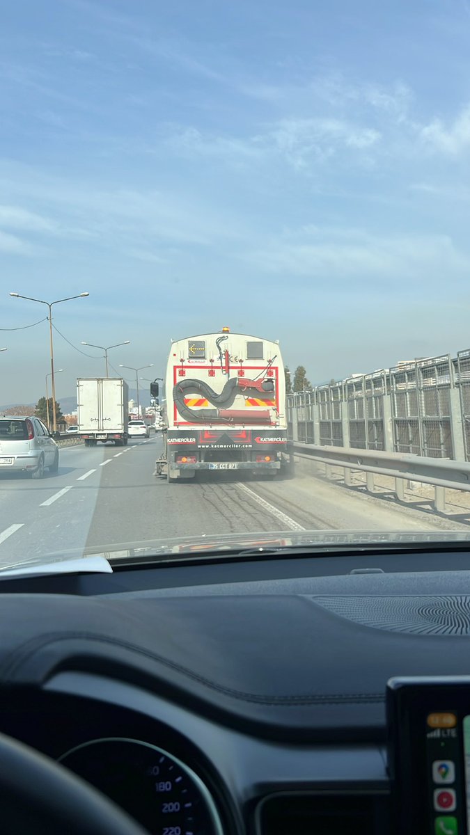 Yol kenarını temizleyen araç gece kullanılsa daha mantıklı değil mi? (Yolu tek şeritte düşürüp trafik yaratıyor.) <a href="/izmirgibiyiz/">izmirgibiyiz 🇹🇷</a> <a href="/izmirbld/">İzmir Büyükşehir Belediyesi</a> <a href="/izmirvaliligi/">T.C. İzmir Valiliği</a>