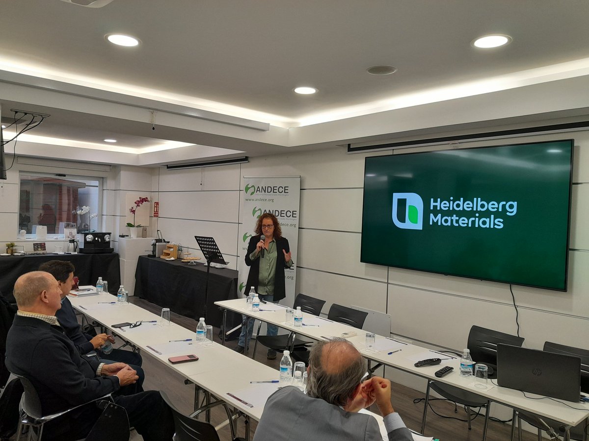 andece_general's tweet photo. "Uso de cementos para la descarbonización de los elementos prefabricados de hormigón". Expone Déborah Cruz de @hd_materialsES Ciclo Proyecta y construye con prefabricados de hormigón https://t.co/i3NkuZ9hsV