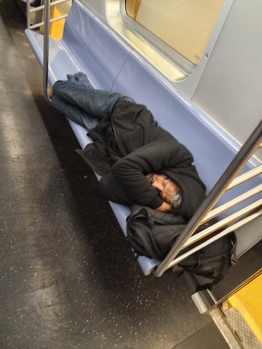 BrianSullivan96's tweet photo. @JustinBrannan The guy who can't even address the homeless situation 3 blocks from his house is going to lecture people on the global economy...
This morning's #RTrain at #95thStreet in #BayRidge (1 of 2): https://t.co/JCltW6Vsp7