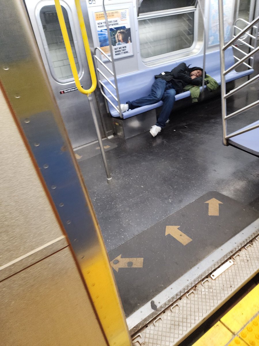 BrianSullivan96's tweet photo. @JustinBrannan The guy who can't even address the homeless situation 3 blocks from his house is going to lecture people on the global economy...
This morning's #RTrain at #95thStreet in #BayRidge (1 of 2): https://t.co/JCltW6Vsp7