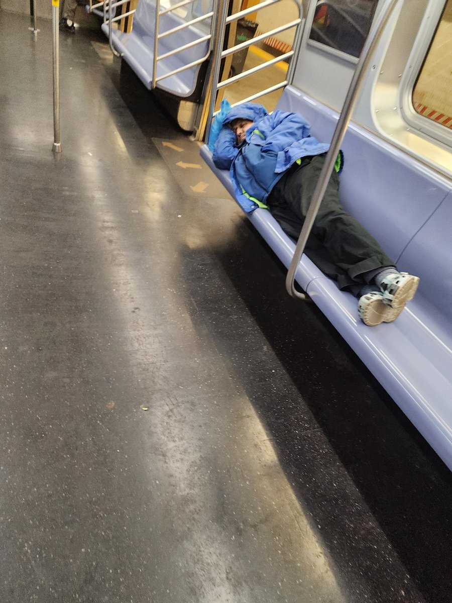BrianSullivan96's tweet photo. @JustinBrannan The guy who can't even address the homeless situation 3 blocks from his house is going to lecture people on the global economy...
This morning's #RTrain at #95thStreet in #BayRidge (1 of 2): https://t.co/JCltW6Vsp7