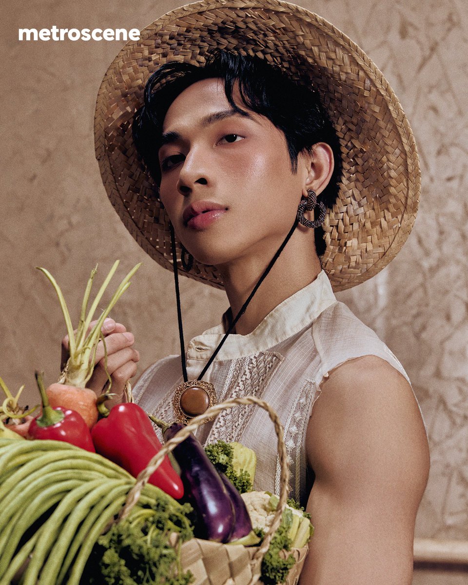 MetrosceneMag's tweet photo. The Bloom of Bayanihan 🧺

Taneo shines as Hardinero.  A tribute to his Kalinga roots, honoring their rich agriculture and artistry. 

Photocard Pre-sale: https://t.co/7dOdjKFGo6

#AlamatxMetrosceneMag
#HirayaWithMetrosceneMag https://t.co/8g6Bpaik1k