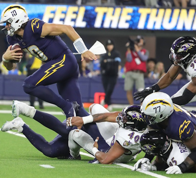 Ravens gewinnen Monday Night Game gegen Chargers 
Die Chargers waren mit einem der Top-Teams der NFL, den Baltimore Ravens, durchaus auf Augenhöhe

#BaltimoreRavens #DerrickHenry #JustinHerbert #LamarJack #LosAngelesChargers #MondayNightGame #NFLMNG
amfoo.de/nfl/ravens-gew…