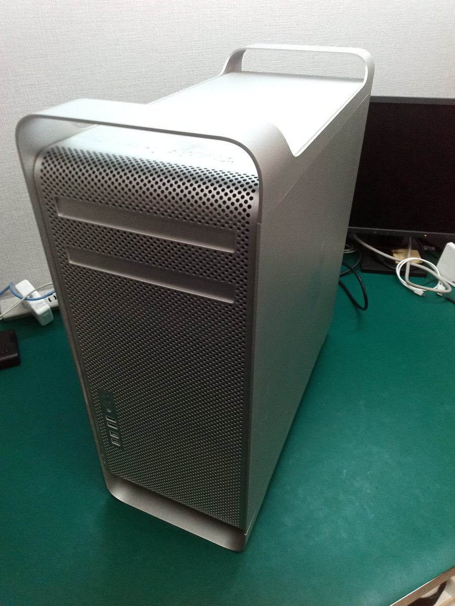 MaclabM's tweet photo. 作業一部になります。
MacPro Mid 2012のバックプレーンボード交換になります。
電源が入らない症状でございました。電源ユニットの不具合だと予想していましたが、外れてしまいました。
Macの不具合の際は、ご相談下さいませ。
＃Mac修理　＃MacRepair https://t.co/G7P1WRXl3y