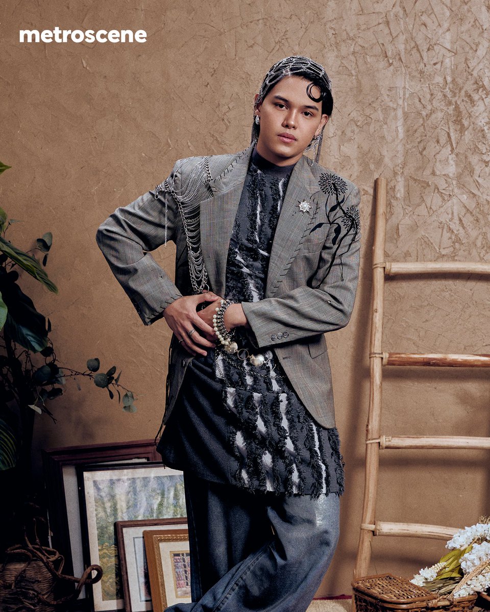 MetrosceneMag's tweet photo. Crowned by the Sea 🌊

Alamat R-Ji embodies the spirit of the local fisherman, from his chain headpiece to his piercing gaze, exuding the strength and courage of a true prince of the sea.

Photocard Pre-sale: https://t.co/7dOdjKFGo6

#AlamatxMetrosceneMag
#HirayaWithMetrosceneMag https://t.co/mHaD3sZpgZ