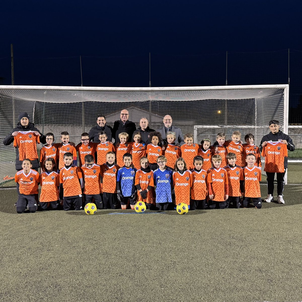 [Loire] ⚽ <a href="/Orange_France/">Orange France</a> soutient le club de football amateur de Saint-Just-Saint-Rambert #ASJR : Remise de maillots, chasubles et ballons afin de favoriser la pratique du football associatif. 
En 2024, Orange accompagne ainsi 200 clubs de football amateur.