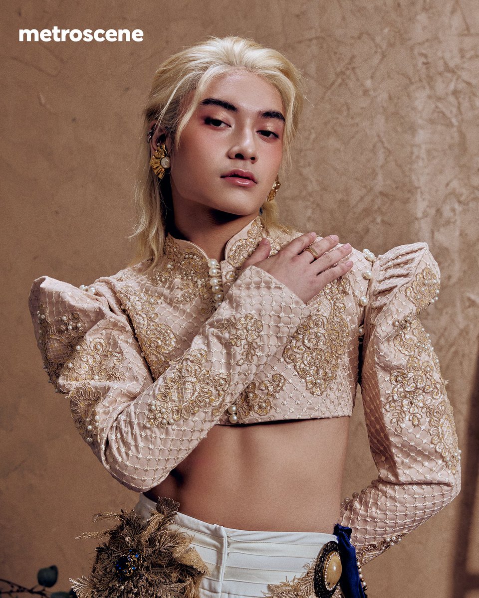 MetrosceneMag's tweet photo. Pearl of Pride ✨🐚

Alamat Jao embodies the 'Perlas ng Silangan,' a testament to Alamat’s commitment to representing Filipino culture through music and fashion.

Photocard Pre-sale: https://t.co/7dOdjKFGo6

#AlamatxMetrosceneMag
#HirayaWithMetrosceneMag https://t.co/y53D4mOZYU