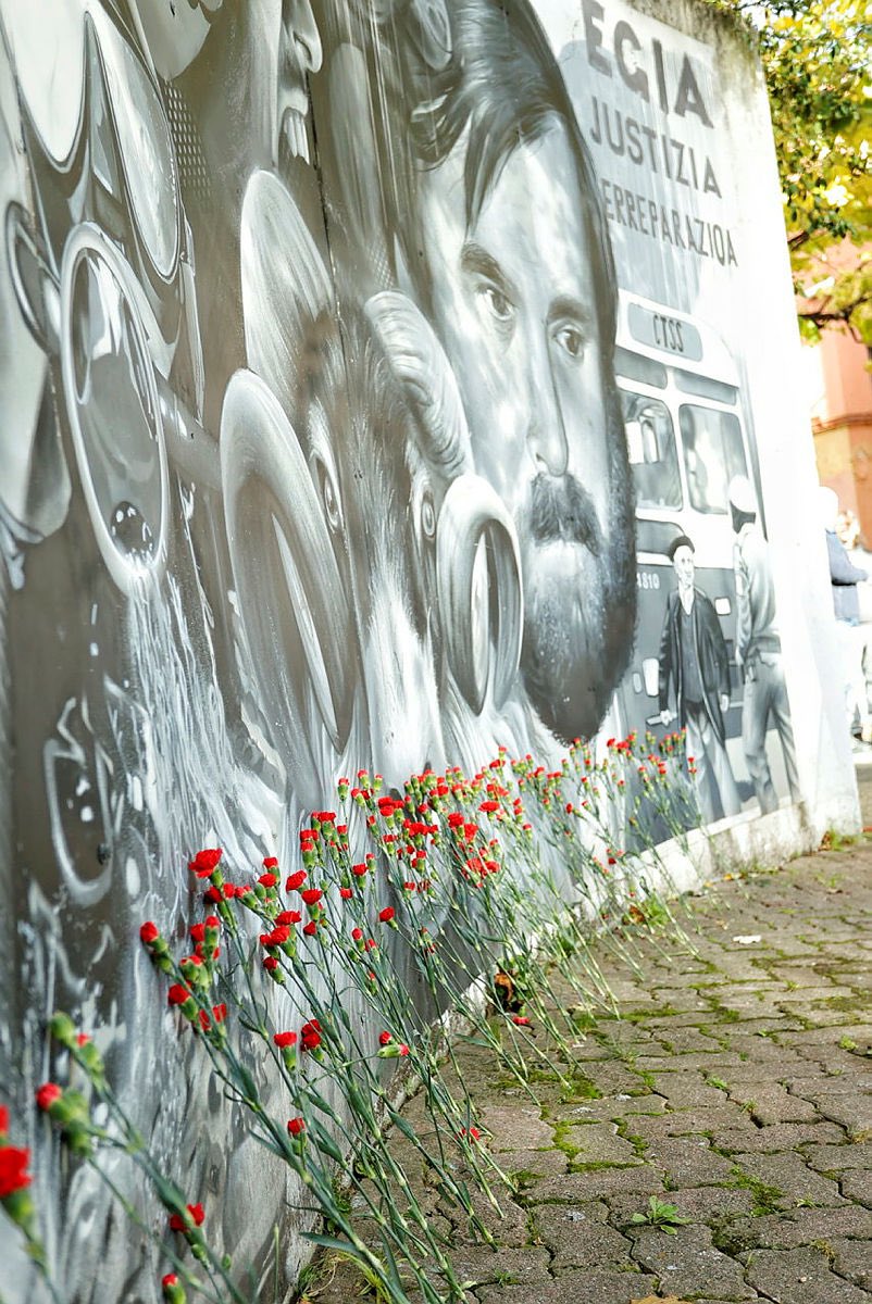 Lo torturaron hasta la muerte en el cuartel de Intxaurrondo, lo arrojaron al río y a su madre le dijeron que buscara en ‘objetos perdidos’.

Pese a que mandos de la Guardia Civil confirmaran los hechos en unos audios, la impunidad sigue vigente tras 39 años. Mikel Zabalza gogoan!