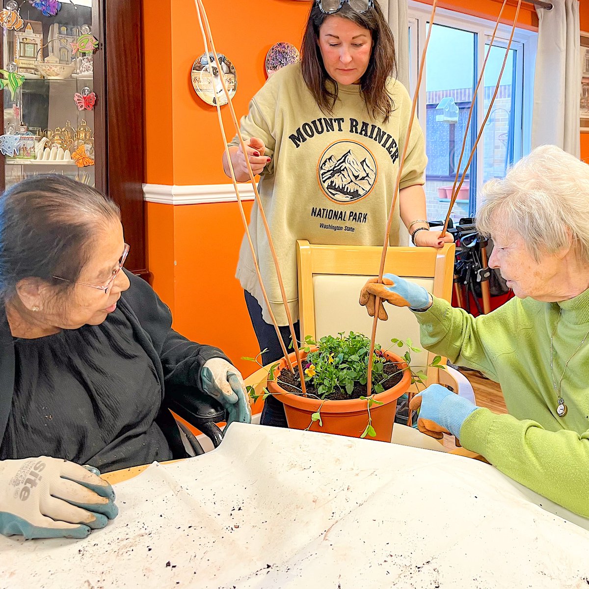 We had a wonderful #GrowingSupport session <a href="/Brunelcare/">Brunelcare</a>'s Deerhurst last Thursday 🌱🌸. 

We made seed bombs 💥, potted up some of the sweet peas we sowed during October’s session 🌿, created a structure for them to climb up 🏗️ and planted a few snowdrops in pots ❄️.