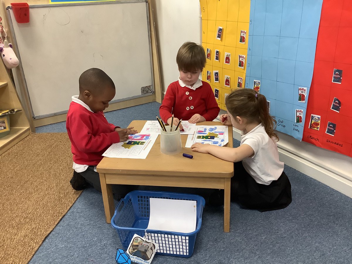 HasReception's tweet image. @HasReception are on a shape mission…to find all the squares and rectangles!

#EYFS
#MagicMaths