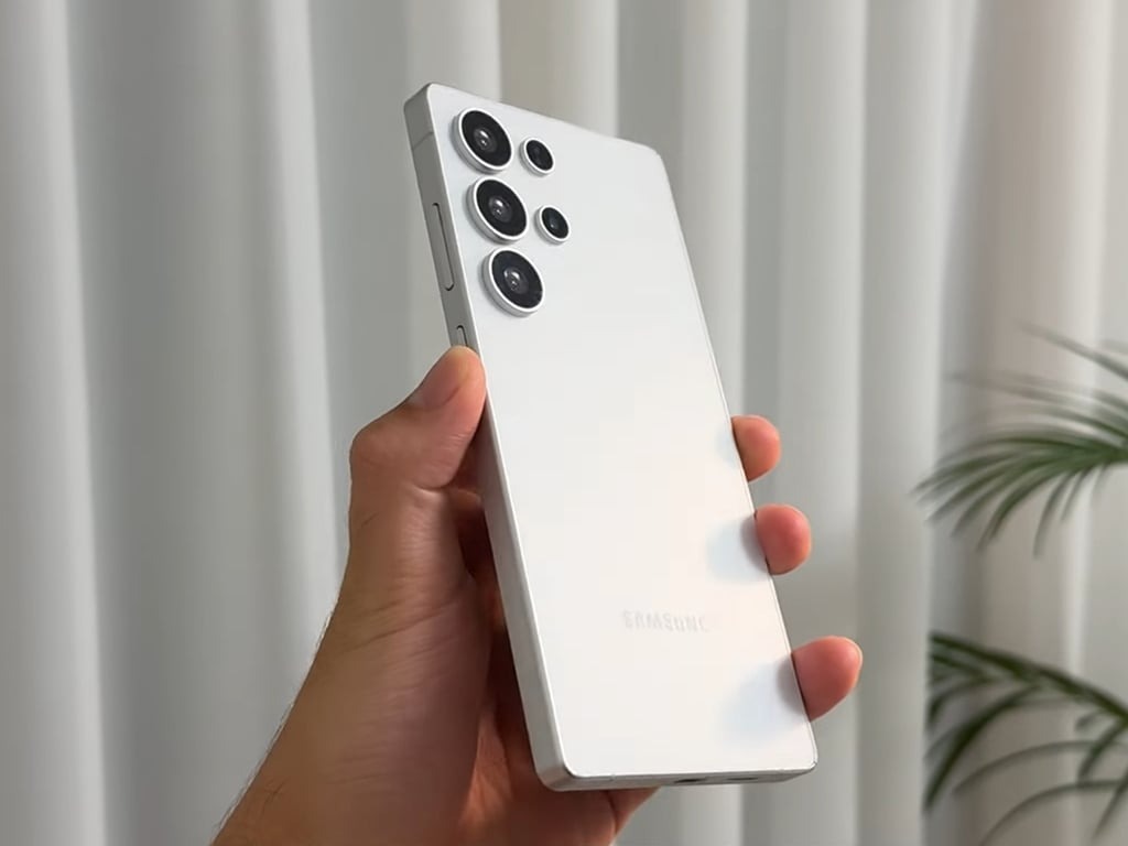BlogNT's tweet image. 📱🔥 Galaxy S25 Ultra : fuite du design et des spécifications en vidéo !  Découvrez le futur flagship de Samsung sous tous les angles.  Plus d'infos ici 👇

blog-nouvelles-technologies.fr/311717/galaxy-…

#GalaxyS25Ultra #Fuite #Design #Spécifications #Vidéo