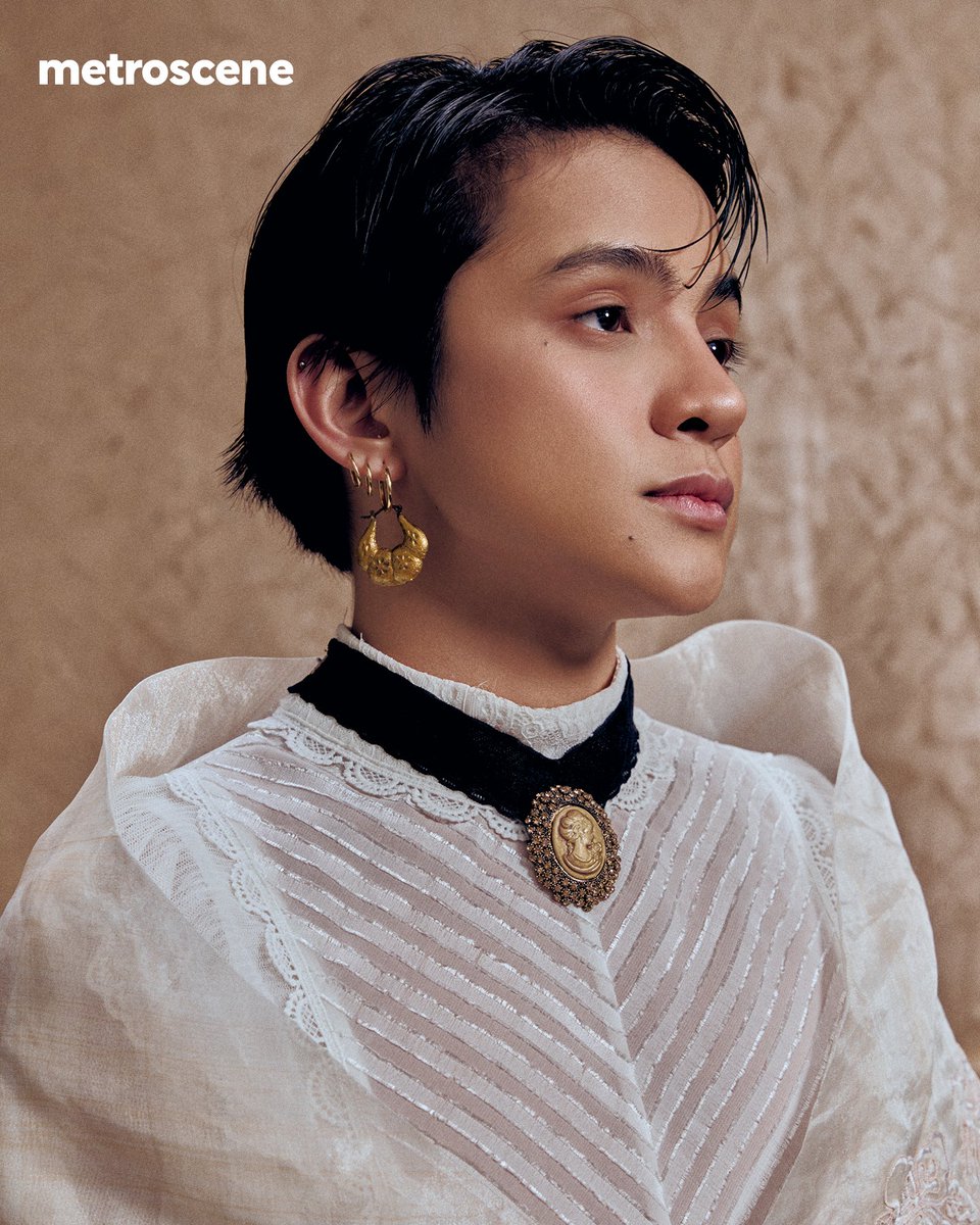 MetrosceneMag's tweet photo. Tradition Meets Today

Tomas’ gender-bent Maria Clara is a tribute to Filipino history, fusing traditional roots with the fearless energy of today's evolving Philippines.

Photocard Pre-sale: https://t.co/7dOdjKFGo6

#AlamatxMetrosceneMag
#HirayaWithMetrosceneMag https://t.co/bgc8JyJCdl