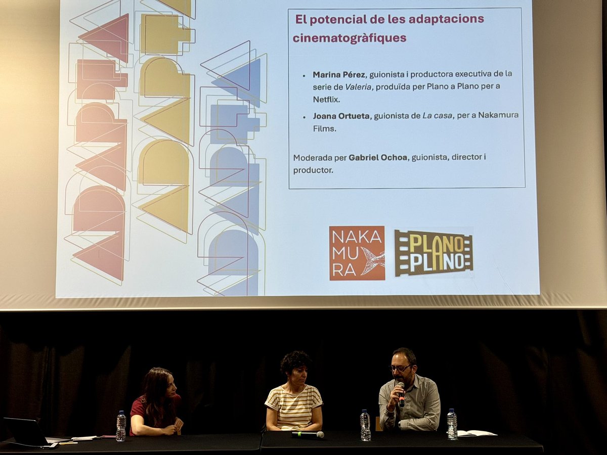 AdaptaMarket's tweet image. La primera taula redona moderada per @gabkarwai guionista, director i productor.

Participen Marina Pérez, guionista i productora executiva de “Valeria”, produïda per @planoaplano 

I Joana Ortueta, guionista de “La casa” per a @mister_nakamura

#AdaptaVlc24 #AdaptaMarket