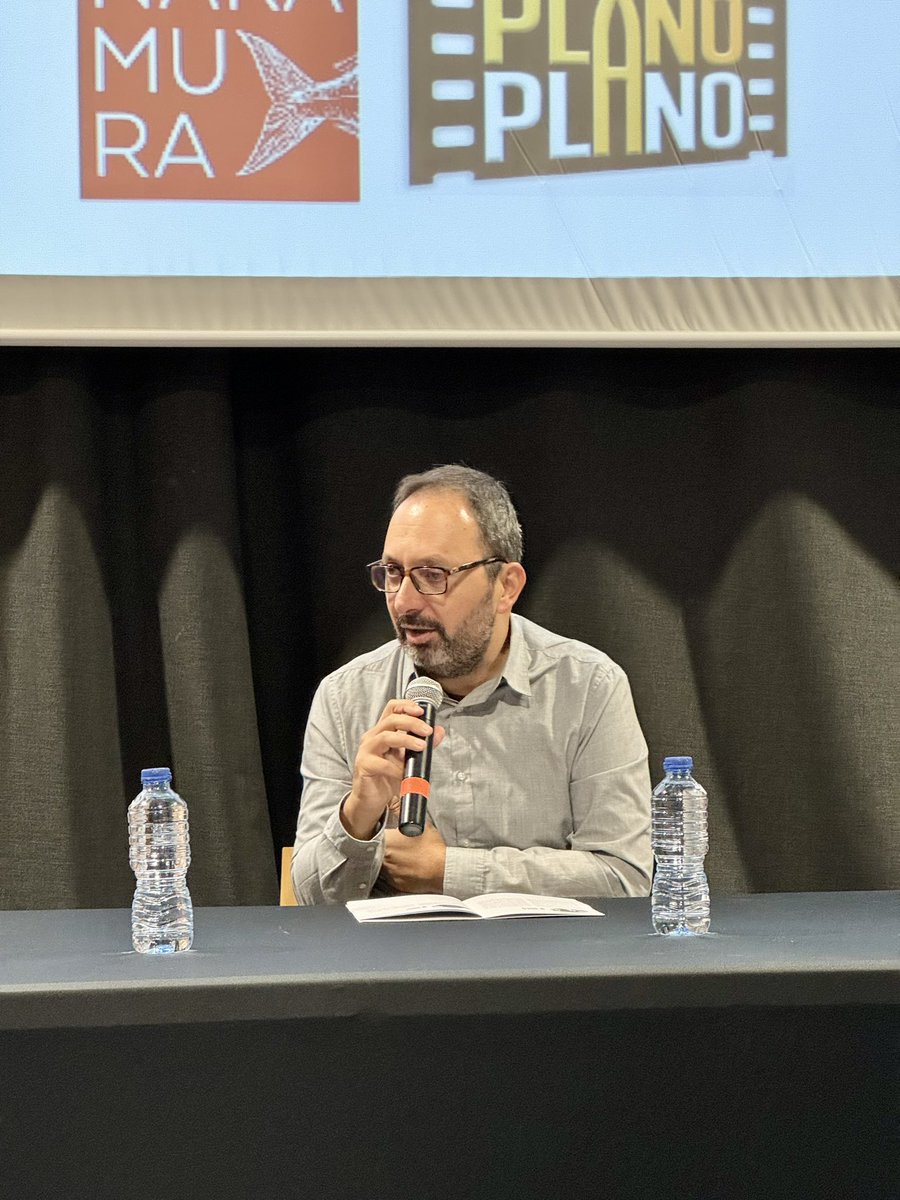 AdaptaMarket's tweet image. La primera taula redona moderada per @gabkarwai guionista, director i productor.

Participen Marina Pérez, guionista i productora executiva de “Valeria”, produïda per @planoaplano 

I Joana Ortueta, guionista de “La casa” per a @mister_nakamura

#AdaptaVlc24 #AdaptaMarket