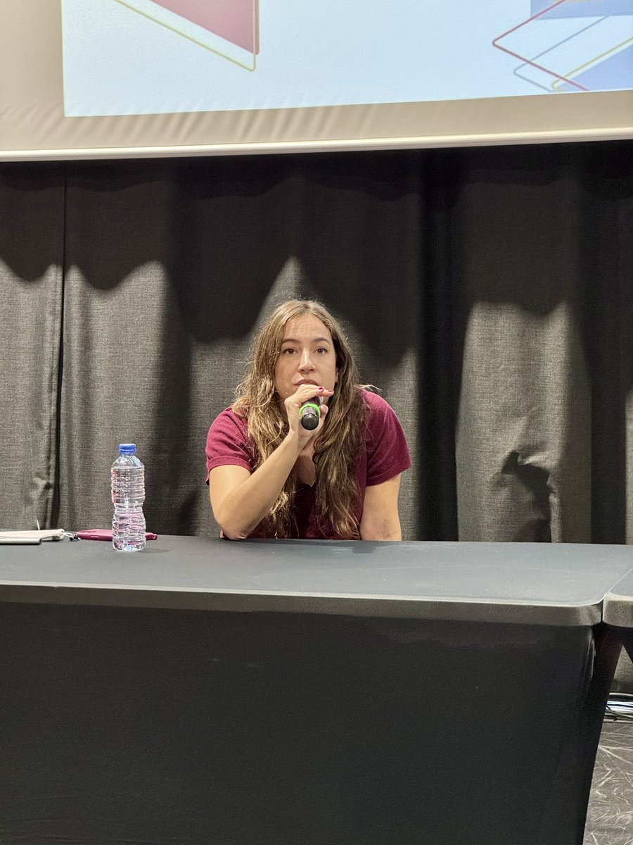 AdaptaMarket's tweet image. La primera taula redona moderada per @gabkarwai guionista, director i productor.

Participen Marina Pérez, guionista i productora executiva de “Valeria”, produïda per @planoaplano 

I Joana Ortueta, guionista de “La casa” per a @mister_nakamura

#AdaptaVlc24 #AdaptaMarket