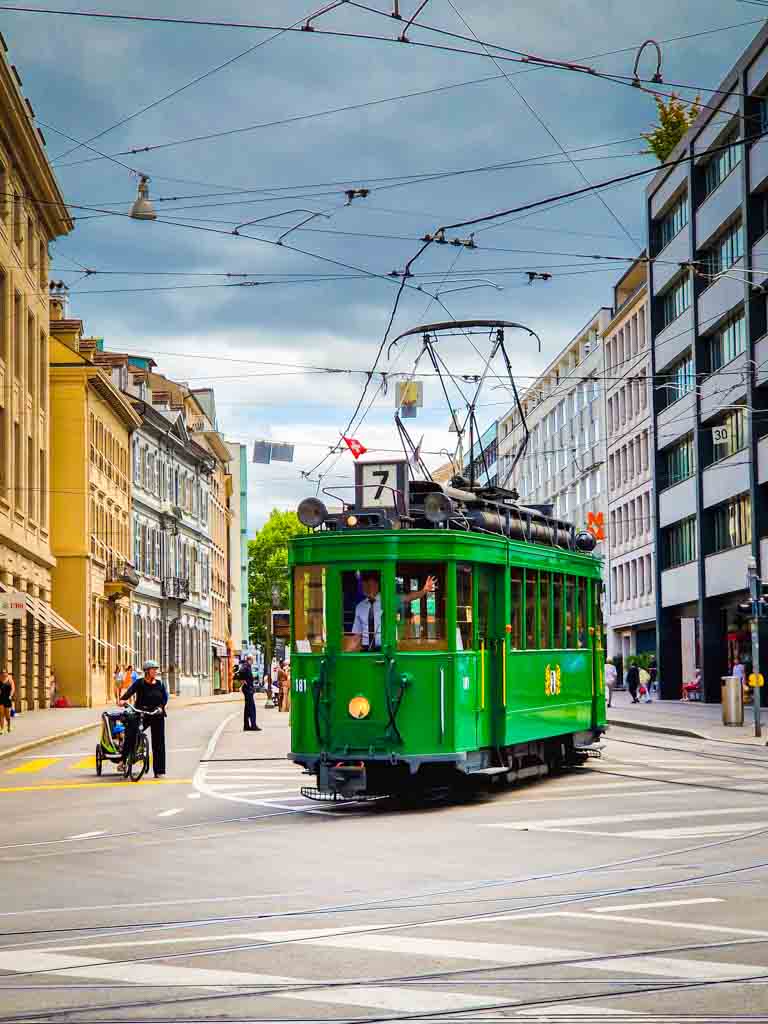 #Basilea, oltre alle case a graticcio, chiese e belle piazze, ha un'offerta museale incredibile! 😍
In più, il fiume #Reno si può attraversare su barche agganciate ad una fune grazie alla corrente.
Sul blog, il post Cosa vedere a Basilea in giorno: assaggidiviaggio.it/2024/11/cosa-v…
#Basel