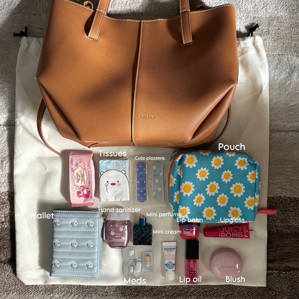 kohopeki's tweet photo. What’s in my bag https://t.co/xDQgXKewOX