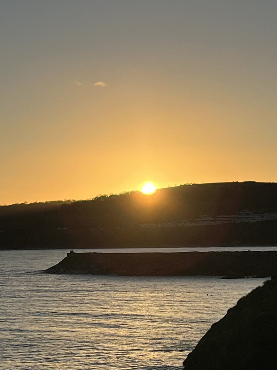 First light across the harbour - good morning from New Quay Wales 🏴󠁧󠁢󠁷󠁬󠁳󠁿