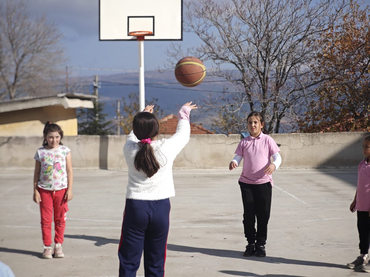 GSB_Manisa's tweet photo. Yeni yetenekler keşfetmeye devam ediyoruz! 🏸🤼‍♂️🏊🏻🏐🤸🏹🏀

İlkokullarda Spor Dalı Eğitimi Projesi kapsamında, Gördes ilçemizde belirlenen ilkokullarda antrenörlerimizin eşliğinde eğitimlerimiz tüm hızıyla sürüyor. Sporla büyüyen bir nesil için çalışıyoruz. https://t.co/jD1qGfZYBR