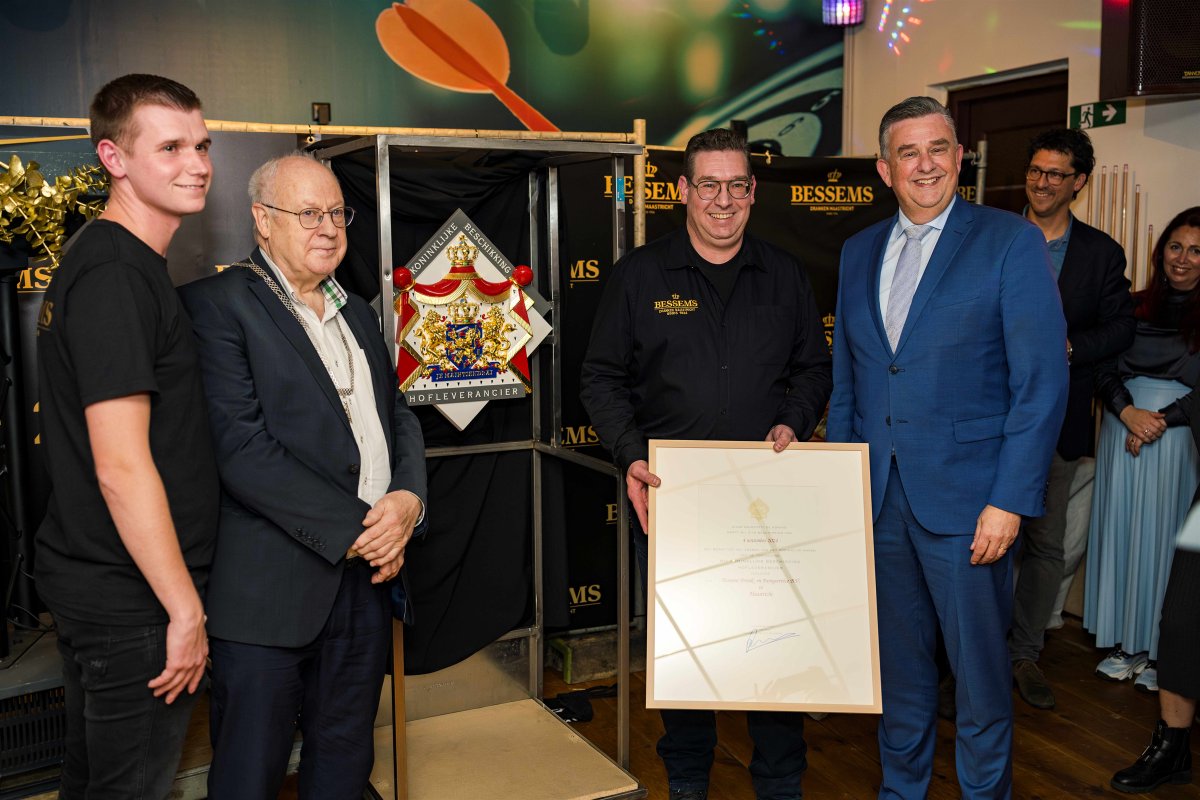Bessems Dranken uit Maastricht is Hofleverancier. Het bedrijf bestaat 100 jaar en is inmiddels een begrip in Maastricht en omstreken. 

Gouverneur Emile Roemer mocht de oorkonde overhandigden aan de trotse ondernemers en medewerkers. 

Lees meer: bit.ly/3ZknTXX