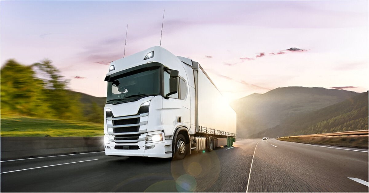 Today is #WorldSustainableTransportDay! 🌍 Our solar panels can be used to power semi-trailer trucks, reducing emissions and increasing battery life. Learn more about the advantages of #solarpower in this industry: bit.ly/3V8Yz4M