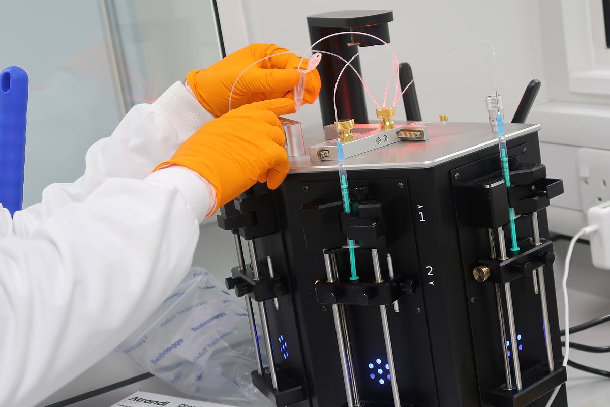 EarlhamInst's tweet photo. 🆕 PhD researcher Yash Bancil is using #singlecell technologies - including flow cytometry and microfluidics - to develop methods for unravelling the #genomic and functional complexities of different #microbiomes. 🦠

📄 Read more about his work here: https://t.co/XZl4LQ0sis https://t.co/o5cJLvRgwe