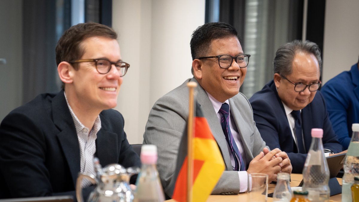 BMV's tweet photo. Voneinander lernen & sich austauschen, statt ausgrenzen & abschotten – gilt auch für #Digitalisierung & #KI, denn sie kennen keine Ländergrenzen! Daher fand bei uns die 2. Jahressitzung des deutsch-indonesischen #Digitaldialogs statt. Themen waren u.a. 5G-Ausbau & Netzpolitik. https://t.co/AK592TMEj6
