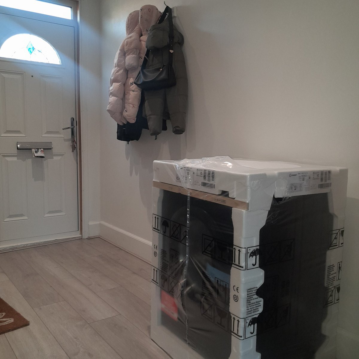 FixitHarrow's tweet photo. @Argos_Online I am trying to arrange refund for installation &amp; recycling which I didn't get but your call advisors hang up phone &amp; don't understand situation. I wasnt told that hotpoint drivers can't lift machine above waist height and need refund to pay someone else to install https://t.co/KerYrWNFiE