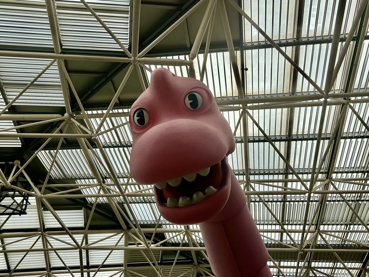 生き物・恐竜 momo こどもの城にいるピンクの恐竜