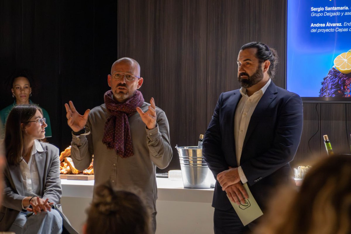 CCarreteroR's tweet photo. Ayer celebramos el compromiso de 59 establecimientos de hostelería en #Alcorcón con la calidad y la mejora continua.
Gracias a @delgadoselecc por su implicación en Alcorcón Cultura Gastronómica. Avanzamos hacia la excelencia gastronómica en nuestro municipio. 🍽💛
#imepe https://t.co/npevS6nBZJ