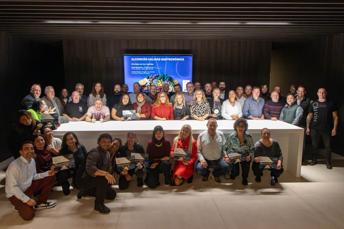 CCarreteroR's tweet photo. Ayer celebramos el compromiso de 59 establecimientos de hostelería en #Alcorcón con la calidad y la mejora continua.
Gracias a @delgadoselecc por su implicación en Alcorcón Cultura Gastronómica. Avanzamos hacia la excelencia gastronómica en nuestro municipio. 🍽💛
#imepe https://t.co/npevS6nBZJ
