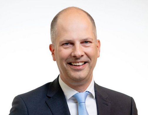 1000 Voorbeelden column van Arjen Siegmann (wetenschappelijk instituut CDA) over de banenafspraak en radicale veranderingen in het denken over werk. 'Laten we vooral blijven kijken naar hoe iedereen met de banenafspraak omgaat'

opnaarde125000.nl/1000-voorbeeld…