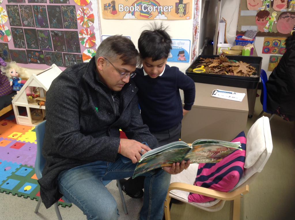 RyversSchool's tweet photo. Reception children enjoyed having their parents in class to share the story of the Gruffalo #workinginpartnership #storytelling https://t.co/hPOzkqrWTM