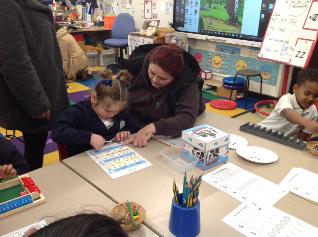 RyversSchool's tweet photo. Reception children enjoyed having their parents in class to share the story of the Gruffalo #workinginpartnership #storytelling https://t.co/hPOzkqrWTM