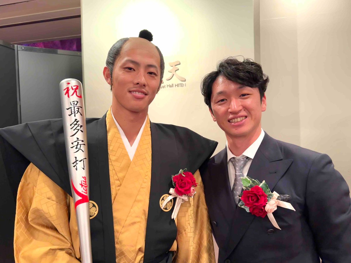 Rakuten__Eagles's tweet photo. 🇯🇵辰己侍🇯🇵

社高校の先輩、#近本光司 選手🤝

わざわざセンターを譲ってくれた
#山川穂高 選手と #周東佑京 選手🙇‍♂️

#阪神タイガース #sbhawks
#辰己涼介 #NPBAWARDS
#RakutenEagles https://t.co/HiXw39qdl6