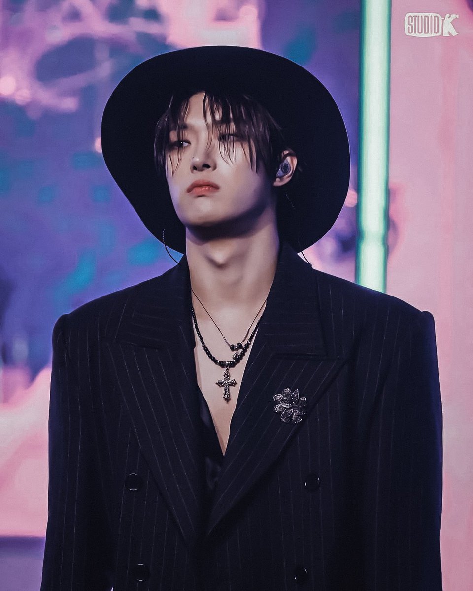 mingifeeds's tweet photo. #mingi music bank behind photo https://t.co/xm57KWMO0H