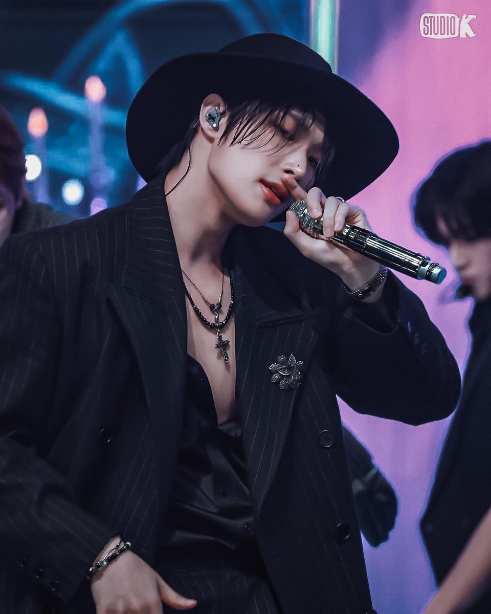 mingifeeds's tweet photo. #mingi music bank behind photo https://t.co/xm57KWMO0H
